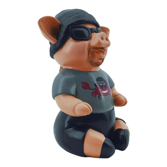 Markus Krebs Frase Maiale Das Bild zeigt das Produkt "Markus Krebs Phrasenschwein". Die lustige Figur ist als Schwein gestaltet und trägt Sonnenbrille, Mütze und T-Shirt.