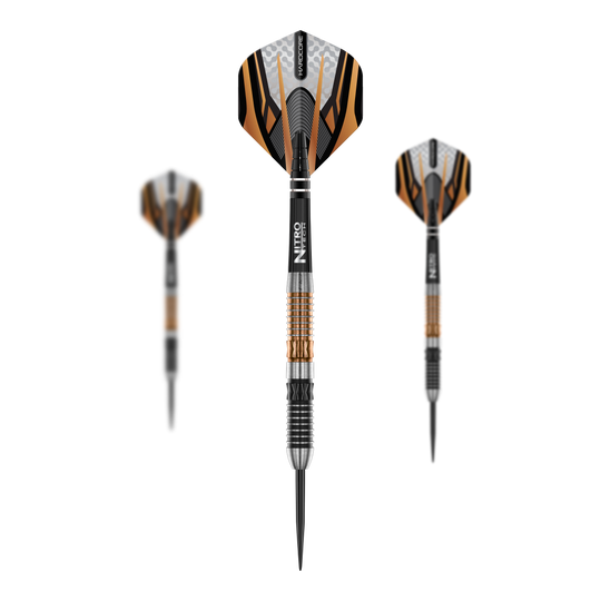 Freccette in acciaio Red Dragon Panterra Das Bild zeigt drei Red Dragon Panterra Steeldarts mit auffälligem Design in Schwarz, Silber und Gold. Die Darts haben eine spitze Metallspitze und strukturierte Griffringe am Schaft.