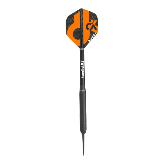 Freccette in acciaio Karella Daniel Klose Der Karella Daniel Klose Steeldart ist ein schwarzer Dartpfeil mit orangem Design auf dem Flight. Auf dem Schaft steht "karella XT" und der Flight trägt das Karella-Logo.