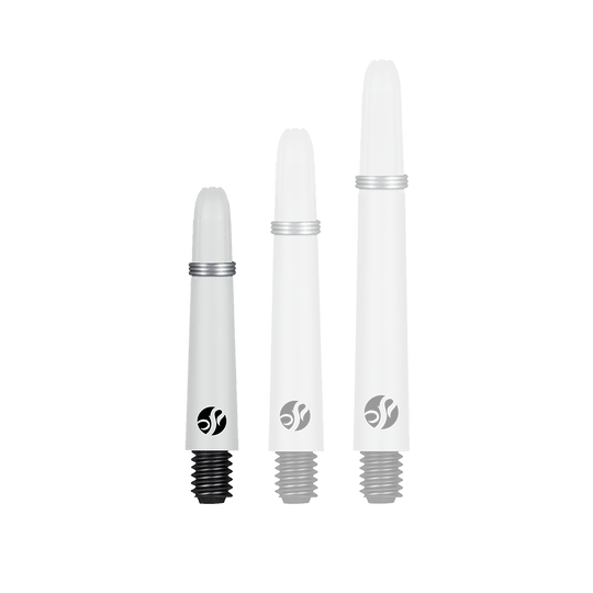 Shot Koi Carbon Shafts - Bianco Das Bild zeigt drei weiße Dartschäfte in unterschiedlichen Längen, die nebeneinander aufgestellt sind. Jeder Schaft hat einen silbernen Ring und ein schwarzes Schraubgewinde am unteren Ende.
