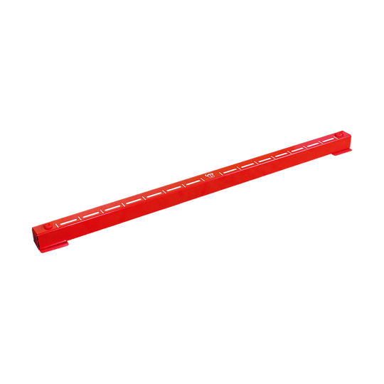 Das Bild zeigt ein rotes Metall-Oche namens "Bulls Oky Metall Oche". Es hat weiße Markierungen auf der Oberseite und wird beim Dartspielen als Abwurflinie verwendet.