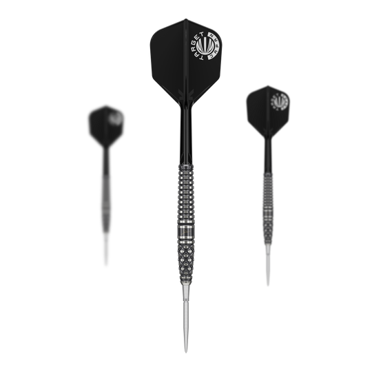 Target Japan Paul Lim The Legend GEN8 Swiss Point Steeldarts - 24 g Das Bild zeigt drei Steeldarts des Produkts „Target Japan Paul Lim The Legend GEN8 Swiss Point – 24g“. Die Darts haben schwarze Flights und ein silbernes, strukturiertes Barrel-Design.