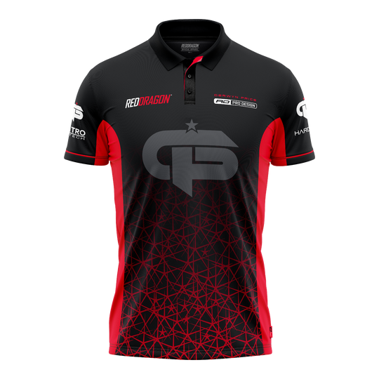 Maglia da freccette polo rossa Tour Gerwyn Price Red Dragon Das Bild zeigt ein schwarzes und rotes Dartshirt mit dem Namen "Red Dragon Gerwyn Price Red Tour Polo Dartshirt". Auf der Vorderseite sind Logos und ein großes GP-Emblem zu sehen.