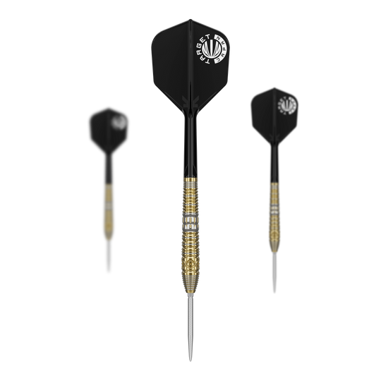 Freccette in acciaio Target Japan Hot Shot GEN2 - 23 g Das Bild zeigt drei Target Japan Hot Shot GEN2 Steeldarts mit einem Gewicht von 23g. Die Darts haben schwarze Flights und gold-silberne Griffbereiche.
