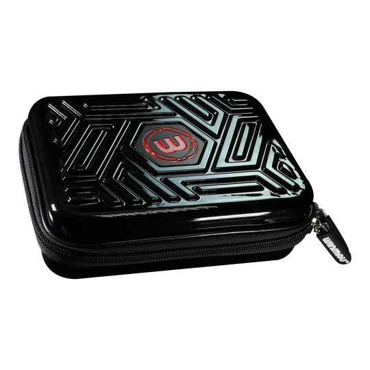 Portafoglio per freccette Winmau Armor G2 Das Bild zeigt ein schwarzes Dart-Etui mit einem geometrischen Muster auf dem Deckel. In der Mitte befindet sich ein rotes Logo und der Reißverschluss trägt den Schriftzug "Winmau".