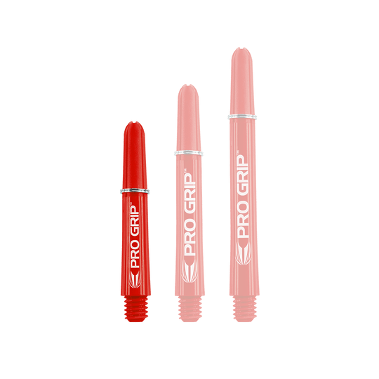 Target Pro Grip Shafts - 3 set - Rosso Das Bild zeigt drei rote Dart-Schäfte mit der Aufschrift „PRO GRIP“. Sie stehen nebeneinander und haben unterschiedliche Längen.