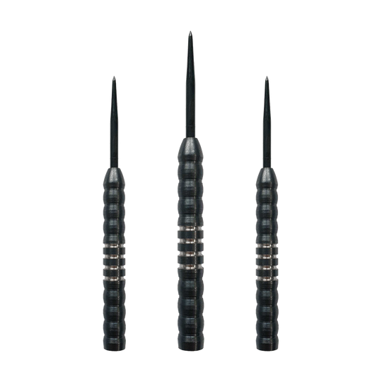 Canne per freccette in acciaio McDart Midnight V1 Das Bild zeigt drei Steeldart-Barrels des Produkts „McDart Midnight V1 Steeldart Barrels“. Die Barrels sind schwarz mit silbernen Rillen und haben eine gerillte Oberfläche für besseren Halt.