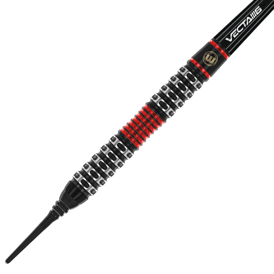2451_Winmau_Joe_Cullen_Special_Edition_Softdarts_2 Auf dem Bild ist ein Softdartpfeil mit einem schwarzen, silbernen und roten Griff zu sehen. Der Pfeil hat ein auffälliges, geriffeltes Muster und die Aufschrift "VECTA" auf dem Schaft.