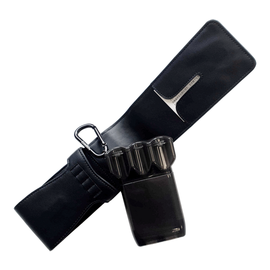 Custodia per freccette Cameo Thread Das Bild zeigt ein schwarzes Dart-Etui mit einem Kunststoff-Behälter und Karabiner. Das Etui ist offen dargestellt, sodass das Innere sichtbar ist.