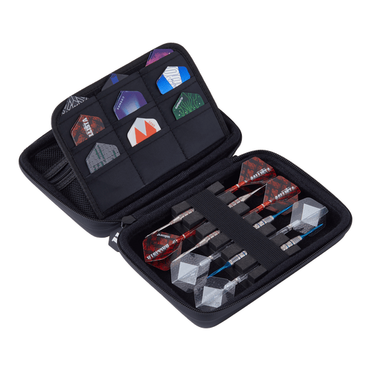 Custodia per freccette Unicorn Ultra 3UP Medium - Nero Das Bild zeigt ein geöffnetes Dartcase mit mehreren Dartpfeilen und Flights ordentlich einsortiert. Die Tasche ist schwarz und trägt den Namen "Unicorn Ultra 3UP Medium Dartcase".