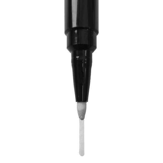 Segnaposto Dies ist die Spitze eines schwarzen Whiteboard-Markers. Die Spitze ist rund und gibt eine gleichmäßige, weiße Linie ab.