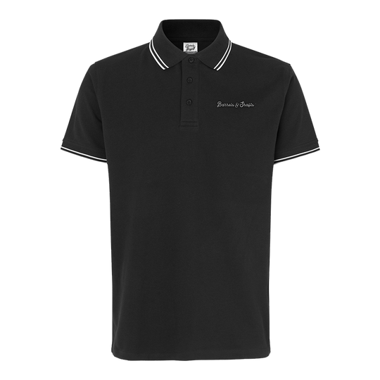 Polo Barrels and Shafts - Nera Das Bild zeigt ein schwarzes Poloshirt mit weißen Akzenten an Kragen und Ärmeln. Auf der Brust ist der Schriftzug "Barrels & Shafts" eingestickt.