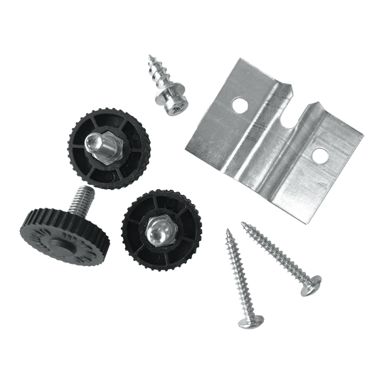 Supporto da parete Winmau Rota-Lock Blade 6 Das Bild zeigt das Winmau Rota-Lock Blade 6 Wandhalterungs-Set mit Schrauben, Kunststoffrädern und einer Metallhalterung. Es sind alle benötigten Teile zur Befestigung eines Dartboards an der Wand abgebildet.