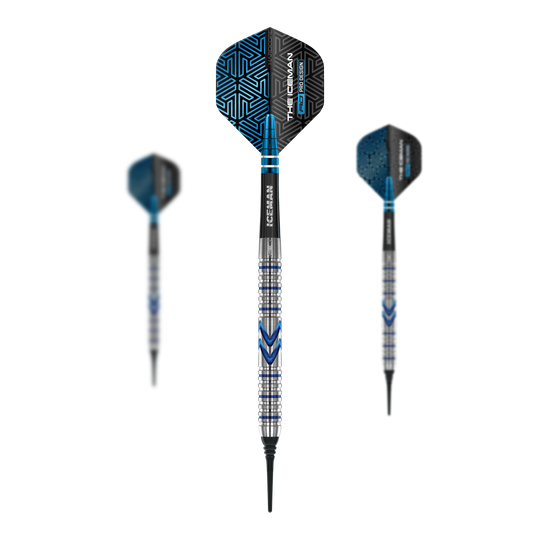 Freccette morbide Red Dragon Gerwyn Price Iceman Midnight Edition - 20 g Das Bild zeigt drei Softdarts des Modells "Red Dragon Gerwyn Price Iceman Midnight Edition" mit 20g Gewicht. Die Darts sind silber, blau und schwarz und haben ein auffälliges, modernes Design.