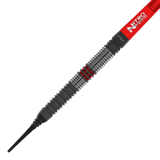 Freccette morbide Red Dragon Jonny Clayton Hiraeth - 20 g Das Bild zeigt den Red Dragon Jonny Clayton Hiraeth Softdart mit einem Gewicht von 20 Gramm. Der Dart hat ein silbernes Griffstück mit roten Akzenten und einen roten Schaft mit der Aufschrift "Nitro Tech".