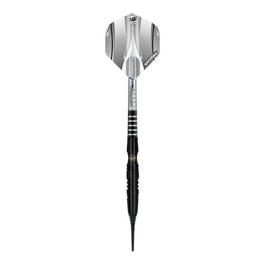 Freccette morbide Winmau Sniper Black - 20 g Das Bild zeigt einen Winmau Sniper Black Softdart mit einem Gewicht von 20 Gramm. Der Dart ist überwiegend schwarz mit silbernen Akzenten und besitzt eine schwarze Softspitze.