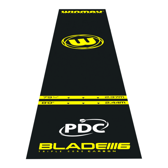 Tappetino per freccette in PVC Winmau Pro-Zone Essential Das Bild zeigt die Winmau Pro-Zone Essential PVC Dartmatte in schwarzer Farbe mit gelben Markierungen. Auf der Matte sind verschiedene Entfernungsmarkierungen, das Winmau-Logo sowie die Aufschrift "BLADE 6" und "PDC" zu sehen.