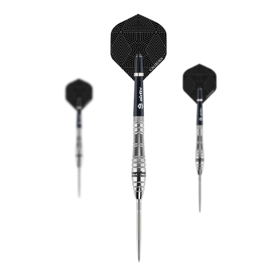 Freccette in acciaio Caliburn Wolfpack W2 - 22 g Das Bild zeigt drei Steeldarts des Produkts "Caliburn Wolfpack W2 Steeldarts - 22g". Die Darts haben silberne Spitzen und schwarze Flights mit geometrischem Muster.