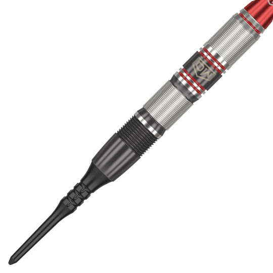 Das Bild zeigt einen DW Piranha Razor 02 Softdart mit einer schwarzen Spitze und silbernem, rot akzentuiertem Griff. Das Design wirkt hochwertig und sorgt für guten Halt beim Werfen.
