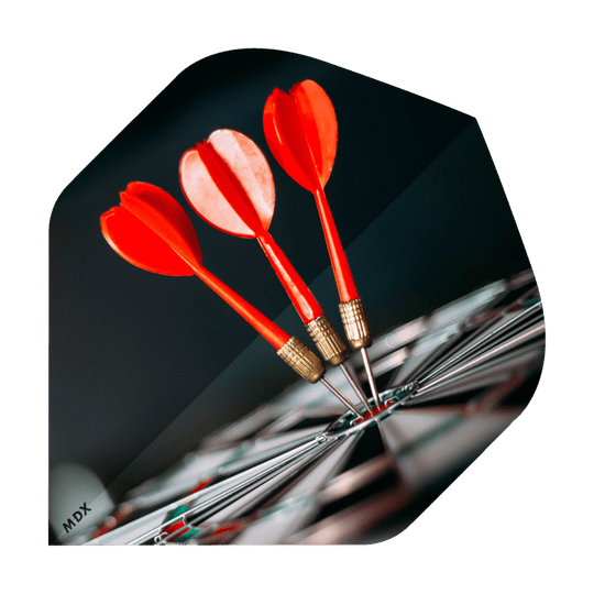 MD-401-Log_2-Seitig_Bedruckte_Flights_Logo_MDX_4 Drei rote Dartpfeile stecken eng beieinander in der Mitte einer Dartscheibe. Im Hintergrund ist alles unscharf und dunkel gehalten.
