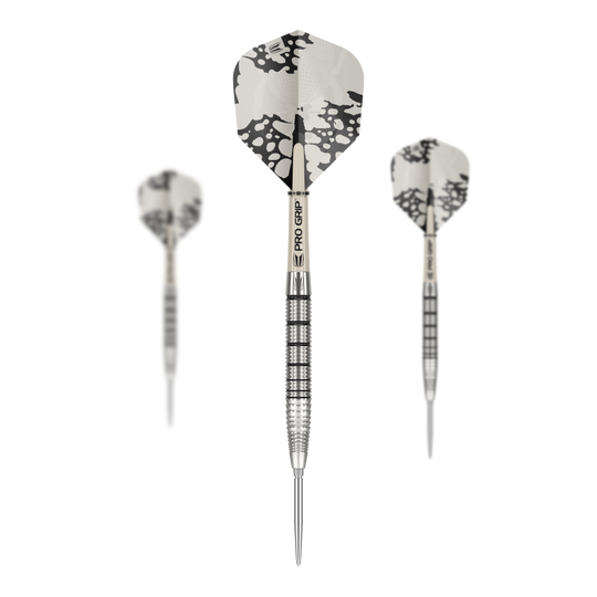 Freccette in acciaio Target EXO SP02 Swiss Point Das Bild zeigt drei Target EXO SP02 Swiss Point Steeldarts mit modernen, silbernen Flights. Die Darts haben einen geriffelten Griff und sind mit dem Schriftzug "PRO GRIP" versehen.