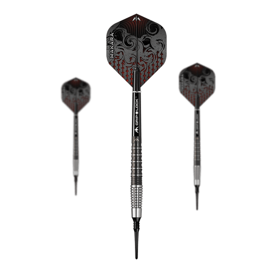 Freccette morbide Mission Makara M2 - 20 g Auf dem Bild sind drei Mission Makara M2 Softdarts mit einem Gewicht von 20g zu sehen. Die Darts haben schwarze Flights mit einem dekorativen Muster und silber-schwarze Griffe.