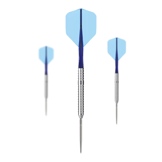 Freccette in acciaio Caliburn Forge F3 - 22 g Das Bild zeigt drei Caliburn Forge F3 Steeldarts mit einem Gewicht von 22g. Die Darts haben blaue Flights und silberne, gerillte Spitzen.
