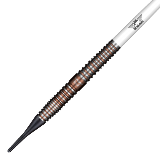 Freccette morbide Bulls NL Max Hopp E5 - 20 g Auf dem Bild sieht man die Bulls NL Max Hopp E5 Softdarts mit einem Gewicht von 20 Gramm. Diese Softdarts sind für Präzision und gutes Handling bekannt.