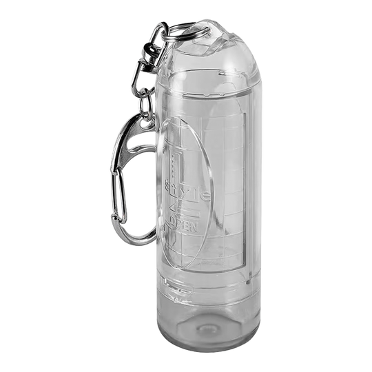 Das Bild zeigt ein transparentes, zylindrisches Etui mit Karabinerhaken. Es ist als Aufbewahrungsbehälter für kleine Gegenstände wie Dartspitzen gedacht.