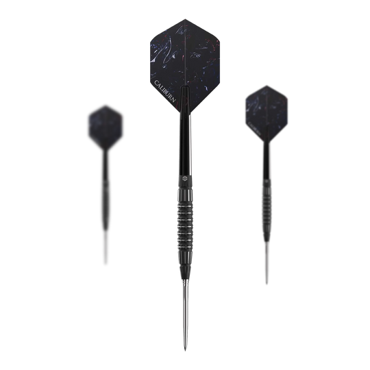 Freccette in acciaio Caliburn Sword S3 - 23 g Das Bild zeigt drei Steeldarts des Modells "Caliburn Sword S3" mit einem Gewicht von 23g. Die Darts haben ein schwarzes Design mit silbernen Spitzen und dunklen Flights.