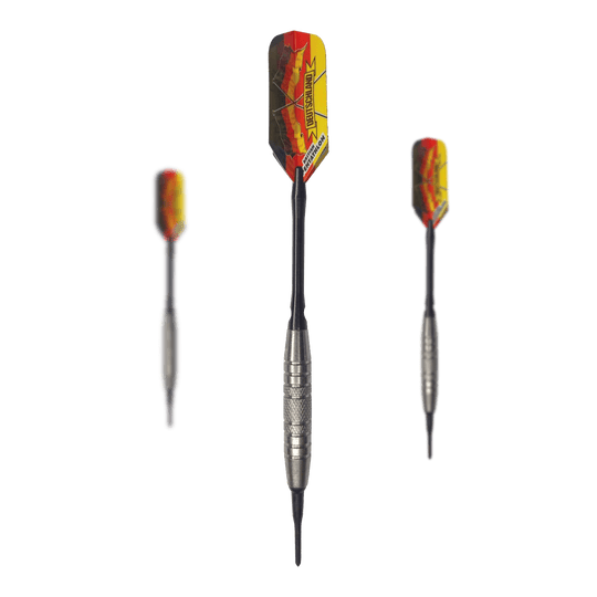 Freccette morbide McDart 85 Tungsten V6 - 16 g Das Bild zeigt drei Softdarts des Modells "McDart 85er Tungsten V6" mit einem Gewicht von 16g. Die Darts haben silberne Barrels und bunte Flights in Rot-Gelb-Schwarz.
