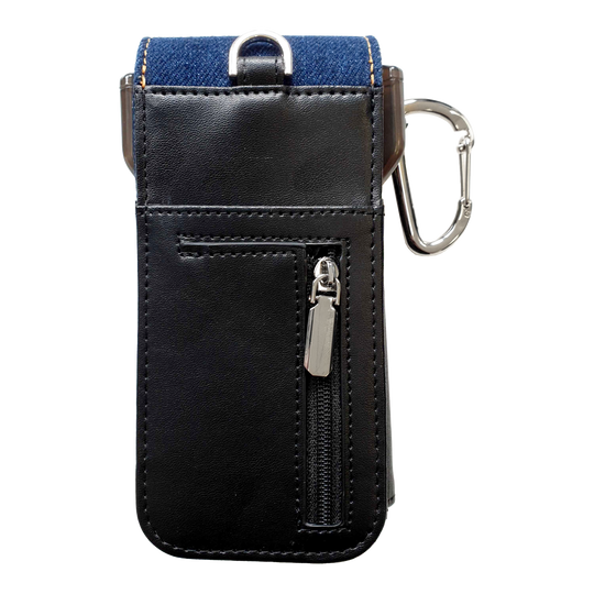 Astuccio per freccette Cameo Acento Denim Das Bild zeigt ein elegantes Dart-Etui aus schwarzem Leder mit einem Reißverschlussfach. Am oberen Rand befindet sich ein Karabinerhaken und ein Einsatz aus dunkelblauem Denim-Stoff.