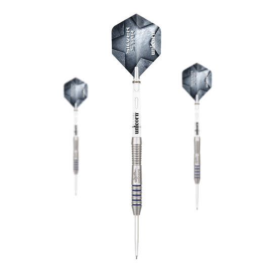 Freccette in acciaio Unicorn Silver Star Var.2 Gary Anderson Auf dem Bild sind drei silberne Steeldarts mit schwarzen Flights zu sehen. Auf den Flights steht "Silver Star" und "Unicorn".