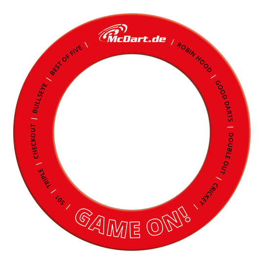 Gioco McDart su Surround Auf dem Bild ist ein roter Dartboard-Surround mit weißen Schriftzügen zu sehen. Oben steht "McDart.de" und unten steht groß "GAME ON!".