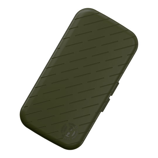 Custodia per freccette Harrows Slimcase Das Bild zeigt ein schlankes, grünes Etui mit leicht abgeschrägten Kanten und schrägen Linien als Muster. In der unteren Ecke befindet sich ein rundes Logo mit der Aufschrift "HARROWS ORIGINAL QUALITY PRODUCT".