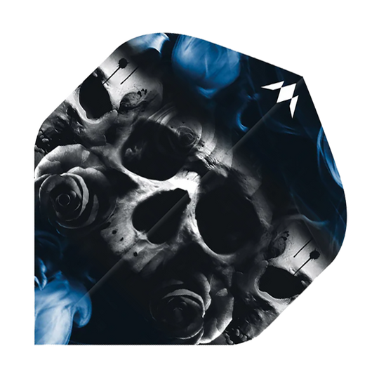 Missione Solo Shaun McDonald No2 Voli Standard Das Bild zeigt einen Dartflight mit einem auffälligen Totenkopf- und Rosenmotiv vor einem blauen Rauchhintergrund. In der oberen rechten Ecke befindet sich ein kleines, weißes Symbol.