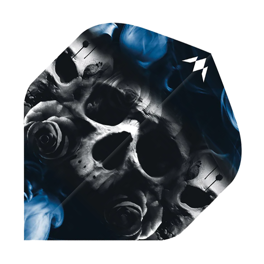 Missione Solo Shaun McDonald No2 Voli Standard Das Bild zeigt einen Dartflight mit einem auffälligen Totenkopf- und Rosenmotiv vor einem blauen Rauchhintergrund. In der oberen rechten Ecke befindet sich ein kleines, weißes Symbol.